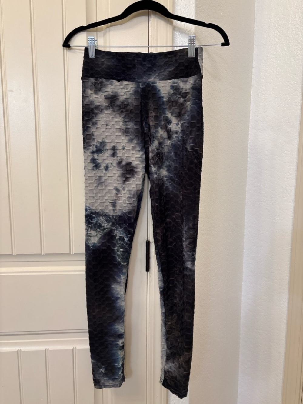 AQ Sport Scrunch Butt Leggings Small Gray Black Tie Dye Honeycomb Booty Lifting
